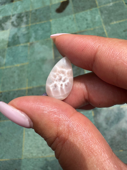 Pink Larimar 30 (Natroliet)